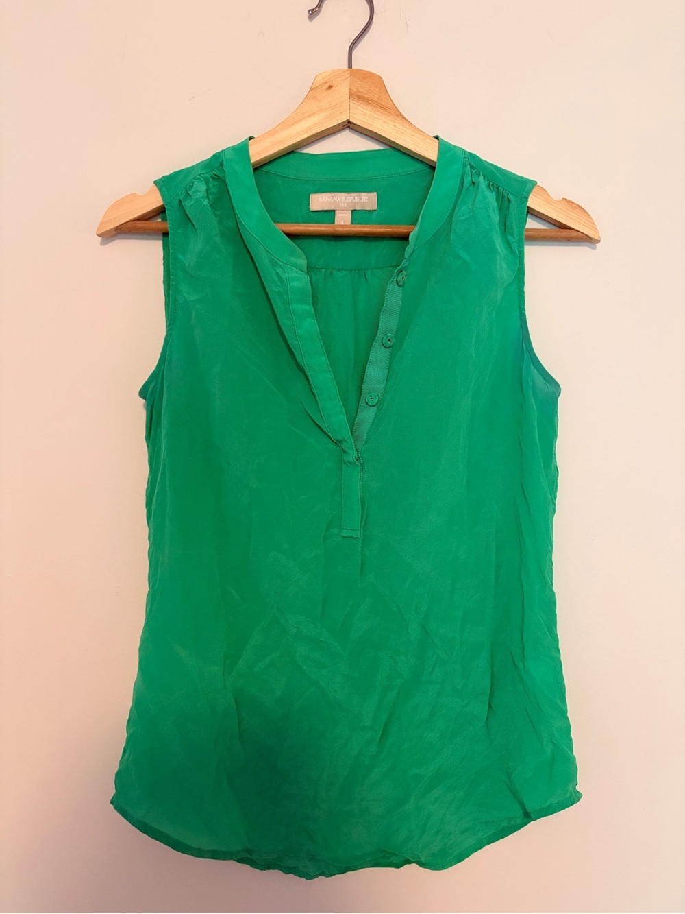 Banana Republic Green 100% Silk Solid V-Neck Snap Sleeveless Blouse Size 4